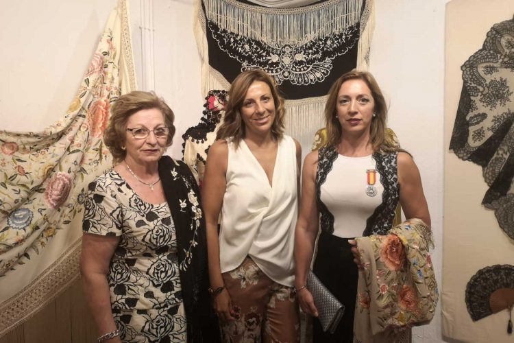 Rosario Solís inaugura su tradicional muestra de mantones en la Casa de la Cultura