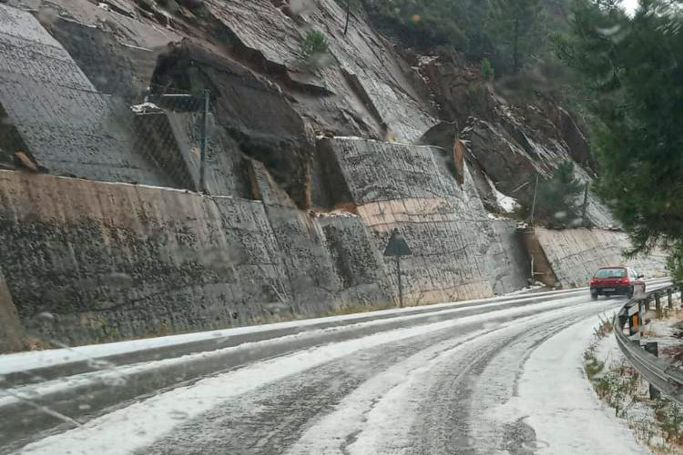 Una fuerte granizada cubre de blanco la carretera de San Pedro