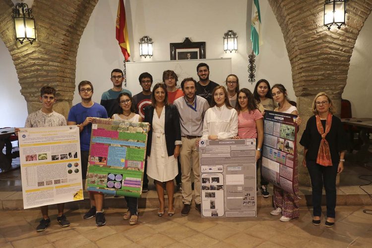 La alcaldesa recibe a los alumnos del IES Martín Rivero que participan este fin de semana en el Certamen Nacional Ciencia y Acción de Alcoy
