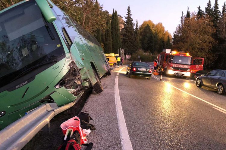 Una aparatosa colisión entre un autobús de línea y un turismo en la carretera A-374 Ronda-Sevilla se salda con una persona herida