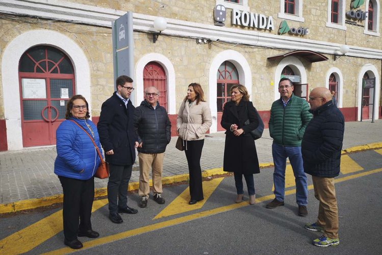 El PP de Ronda cierra la campaña electoral en la estación de Renfe para reclamar la mejora de las comunicaciones