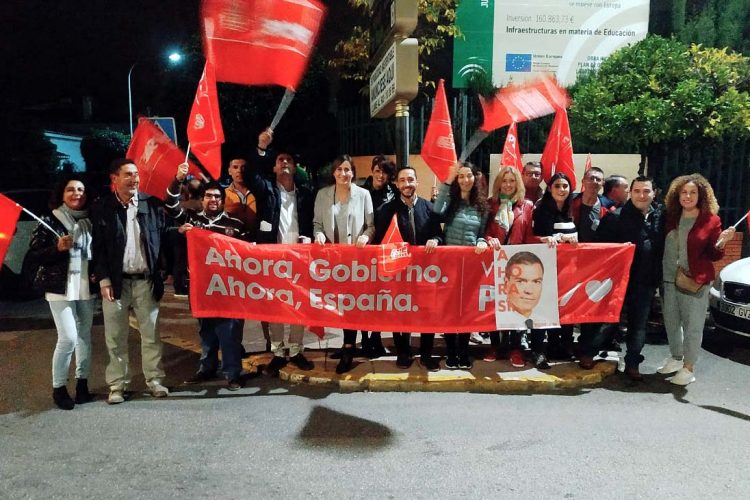 Una veintena de cargos y militantes del PSOE de Ronda inician la campaña electoral del 10N con la tradicional pegada de carteles