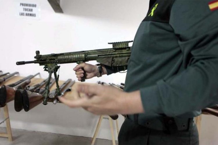 La Guardia Civil investiga a un vecino de Benaoján por hacerse con un arsenal de una veintena de rifles semiautomáticos
