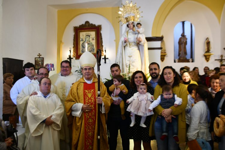 El obispo de Málaga participa en las fiestas de La Candelaria de Algatocín