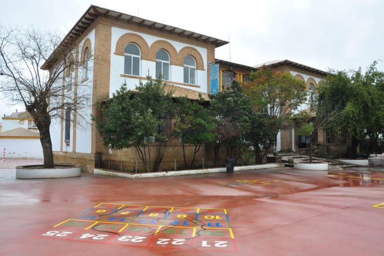 El Ayuntamiento realizará mejoras en el colegio Juan Carrillo y pagará a la UMA la deuda de los Cursos de Verano