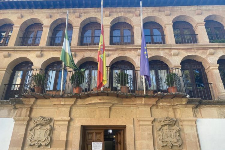 Las banderas del Ayuntamiento de Ronda ondean a media asta en memoria de las personas fallecidas por el coronavirus