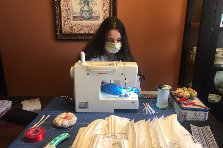 Las mujeres de Arriate más unidas que nunca por una causa: coser mascarillas para los sanitarios y para quienes las necesiten