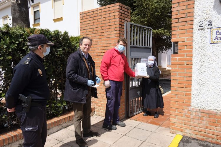 La Real Maestranza entrega 6.000 mascarillas a los sanitarios y a residencias de mayores de Ronda