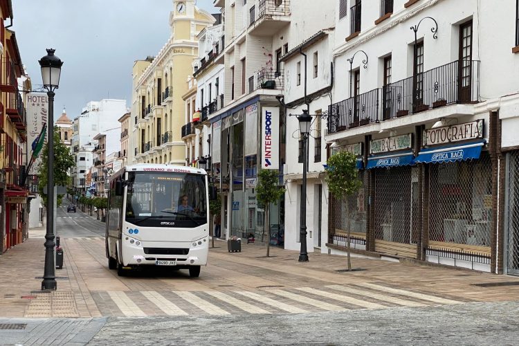 Los autobuses urbanos amplían los recorridos a todas las barriadas tras la reapertura de la calle Virgen de la Paz