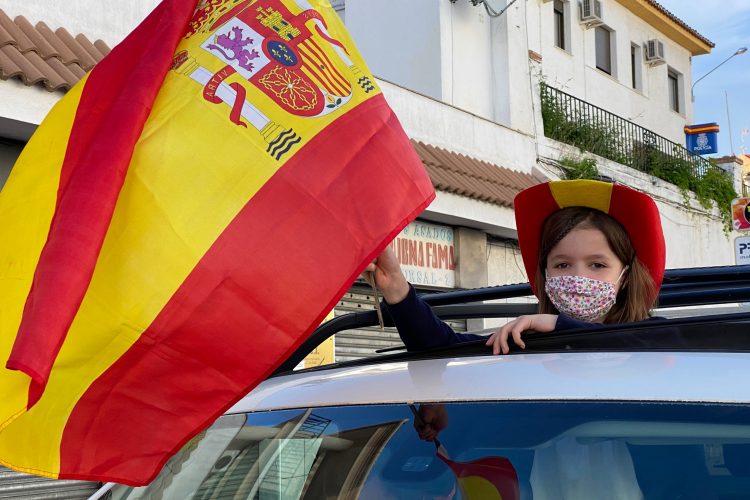 Una treintena de vehículos y decenas de personas participan en una caravana por la unidad de España