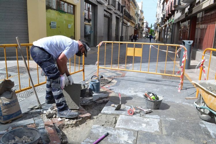 El Ayuntamiento pone a punto la calle de La Bola ante el inminente reinicio de la actividad comercial