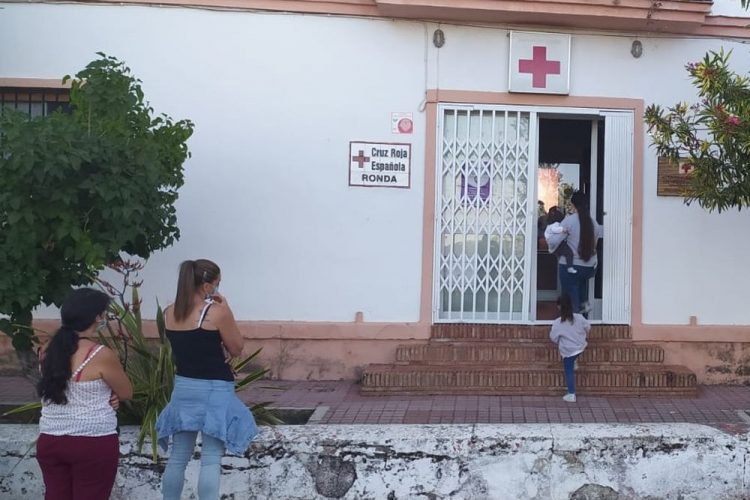 El Ayuntamiento y Cruz Roja inician el reparto de ‘tarjetas monedero’ a familias vulnerables