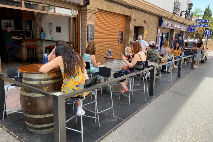 El Ayuntamiento alarga hasta el 30 de septiembre el plazo para la ampliación de terrazas de bares por el Covid
