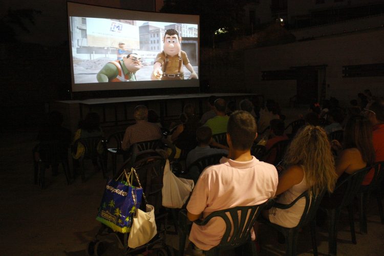 La Diputación invita a abuelos y nietos de cinco pueblos serranos a pasar las noches con el cine de verano
