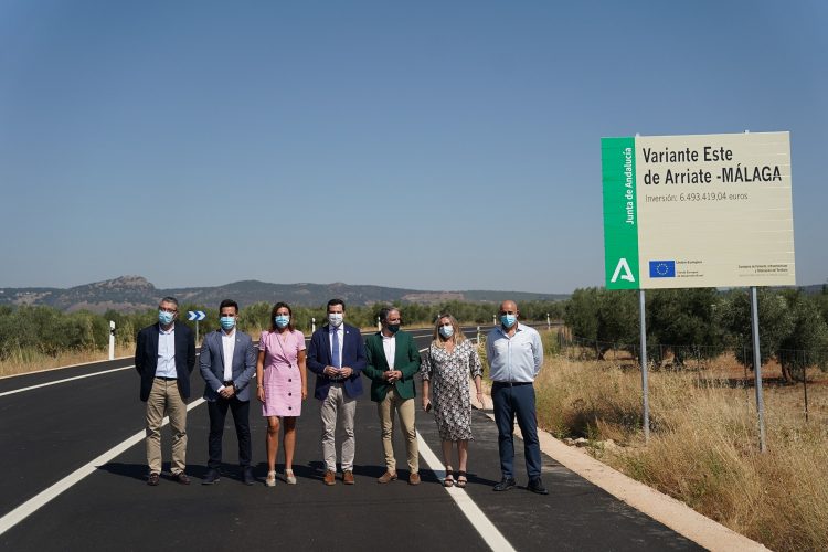 Moreno inaugura la variante de Arriate tras una década olvidada y destaca el compromiso del Gobierno andaluz con la Serranía