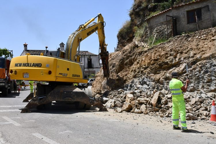 La Junta de Andalucía realiza mejoras en la carretera A-369 a su paso por la travesía de Algatocín