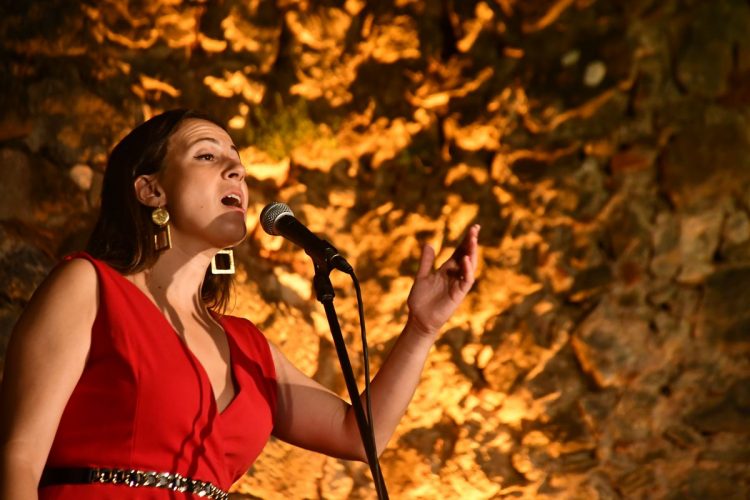 María Villalón regresa a los escenarios ofreciendo un concierto en el castillo de Benadalid