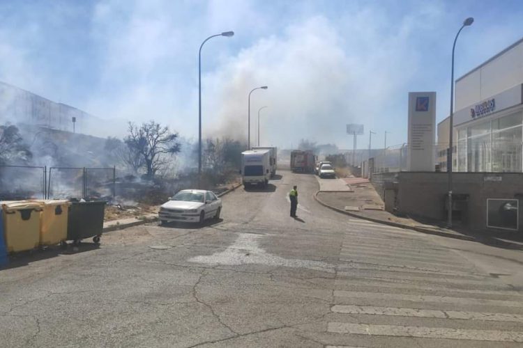 Un incendio en las vías del tren provoca una gran alarma entre los vecinos del Olivar de las Monjas al quedarse las llamas a las puertas de sus viviendas