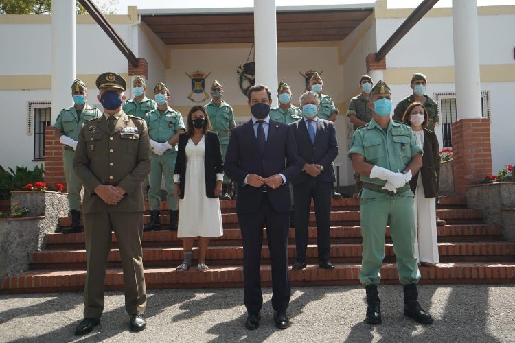 El presidente de la Junta visita el acuartelamiento de la Legión de Ronda con motivo del centenario de la fundación de este cuerpo