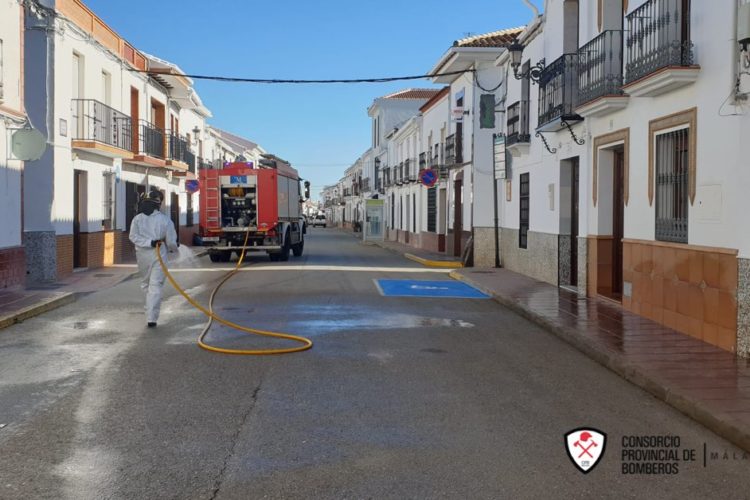Los bomberos desinfectan las calles de Cuevas del Becerro, el municipio de Málaga con la tasa más alta de contagios por Covid
