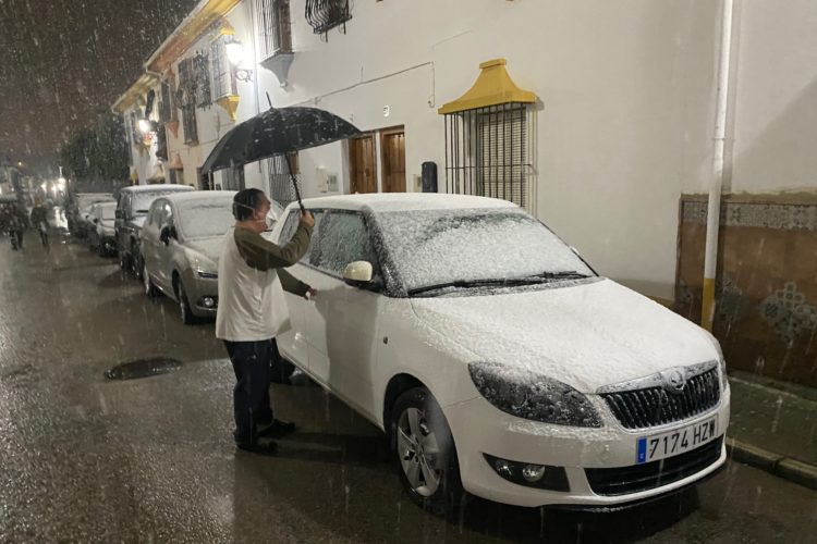 La nieve se presenta a última hora del domingo en la ciudad de Ronda con temperaturas bajo 0