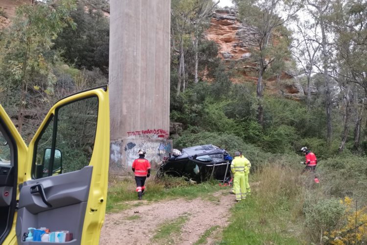Aparatoso accidente en el Puente de la Ventilla tras precipitarse un turismo al cortado