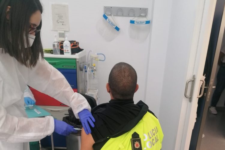 Los agentes de la Policía de Ronda empieza a recibir sus vacunas anti Covid