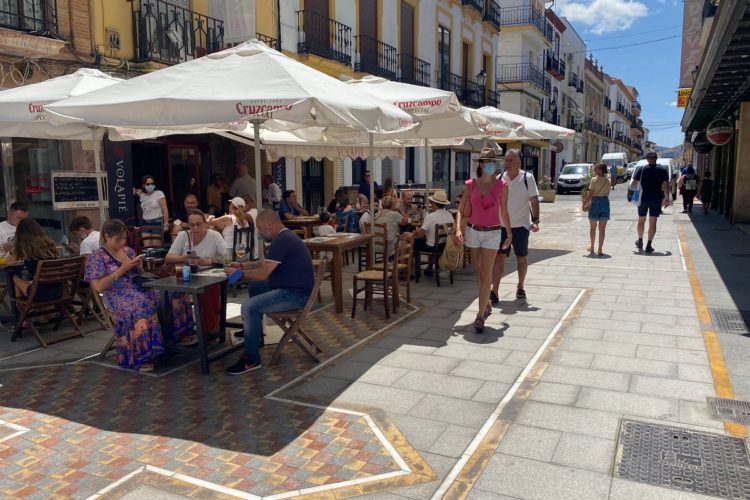 Andalucía es partidaria de pedir el certificado Covid para el interior de los establecimientos