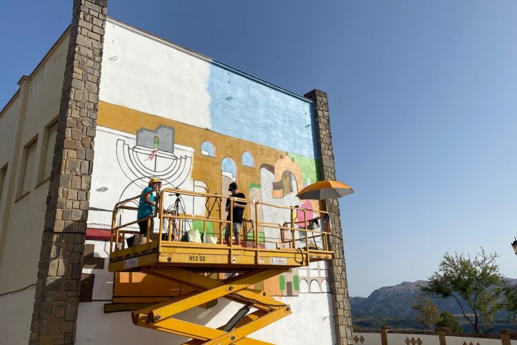 Turismo Ronda realiza un nuevo mural de bienvenida a la ciudad en la Sagrada Familia