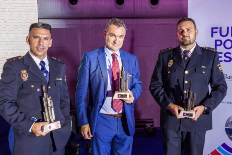 Los policías nacionales Diego Gómez y Diego Jesús Rojas reciben el premio a los Valores Humanos por evitar la muerte de una mujer