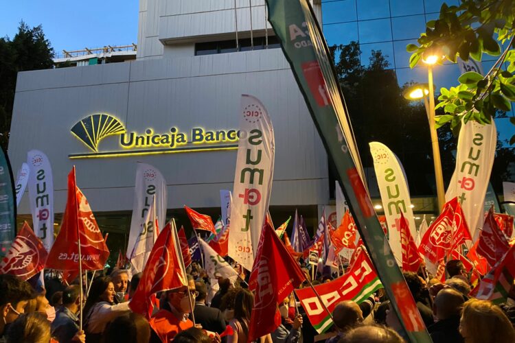 Unicaja Banco se cierra en banda y mantiene el despido de más de 1.500 trabajadores pese a las protestas