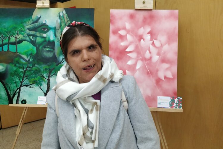 Luisa Moreno, persona con grandes necesidades de apoyo de Fundación Asprodisis, gana el tercer premio de pintura en un concurso nacional