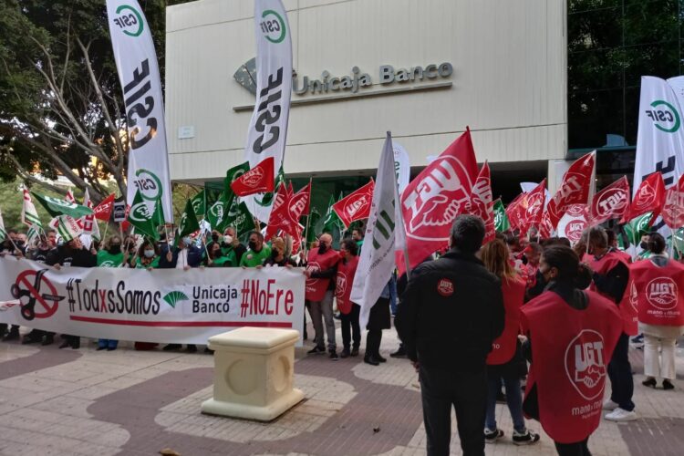 Más de 1.500 trabajadores de Unicaja se manifestaron en Málaga contra los ERE