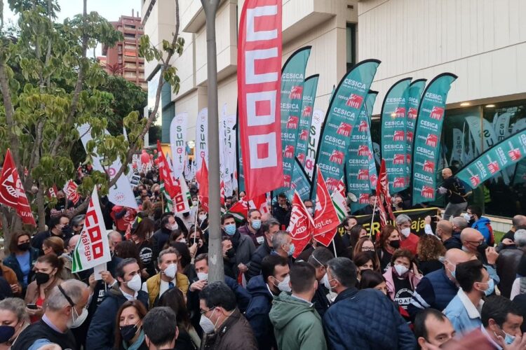 Unos 2.000 trabajadores de Unicaja vuelven a manifestarse en Málaga contra el ERE
