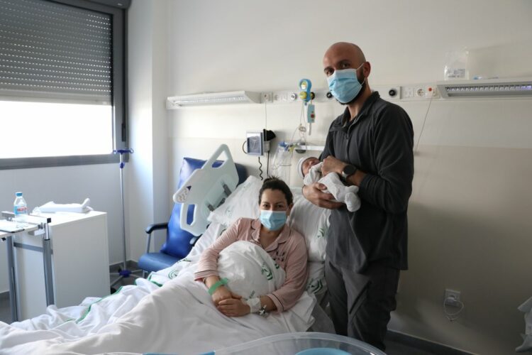 Francisco se convierte en el primer bebé del año que nace en el Hospital de la Serranía