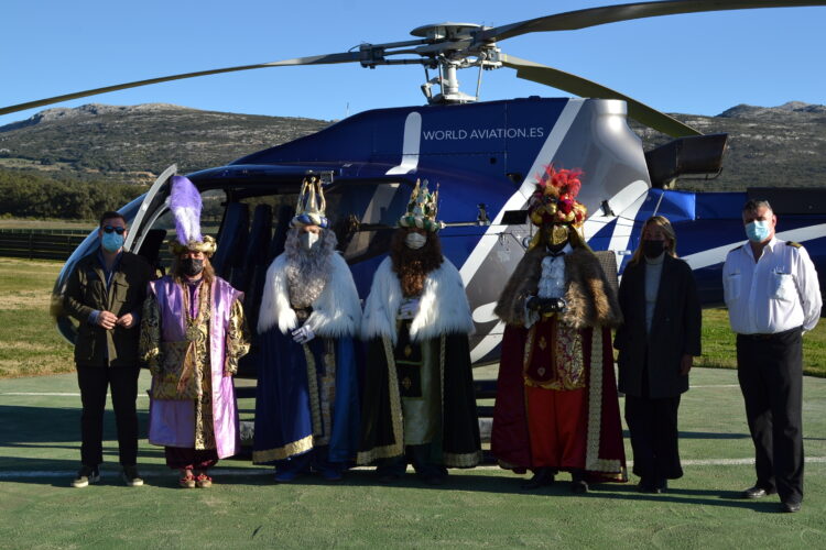 Los Reyes Magos llegan a Ronda a bordo de un helicóptero cargado de regalos e ilusión