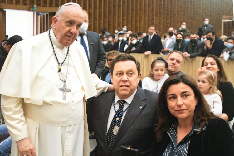El Papa Francisco recibe a la Hermandad de la Virgen de la Paz de Ronda en el Vaticano