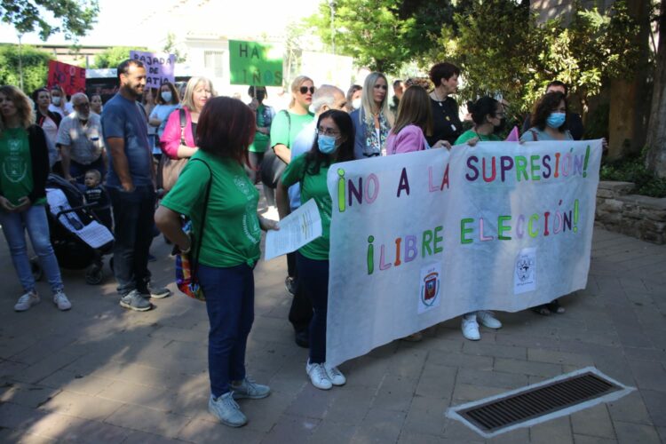 Los padres y madres del colegio Miguel de Cervantes vuelven a manifestarse para reclamar que no supriman una línea de Infantil