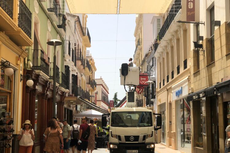 Comienza la instalación de los toldos para dar sombra en la calle de La Bola