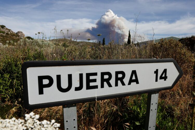 Cerca de 1.000 efectivos siguen trabajando para extinguir el incendio de Pujerra