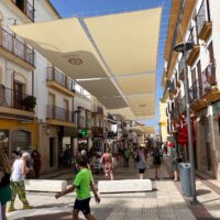 Comienza la instalación de los toldos de verano en la calle de La Bola