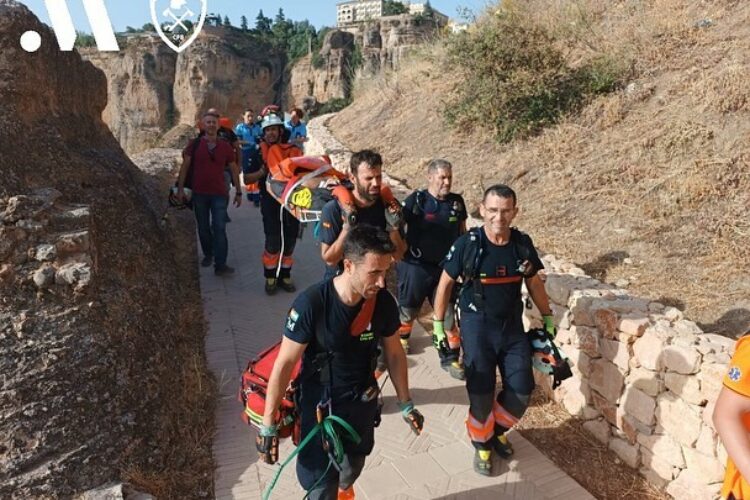 Rescatan a un turista que sufrió heridas graves al caer en el fondo del Tajo