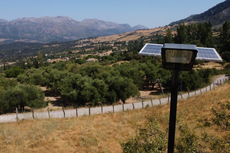 Algatocín instala un sistema de alumbrado solar en la pedanía de Salitre