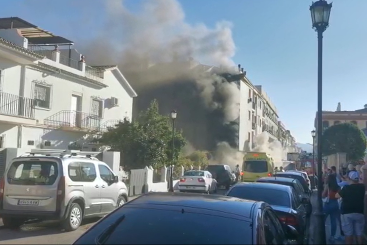 Se declara un incendio de gran importancia en un bazar chino del centro de Ronda