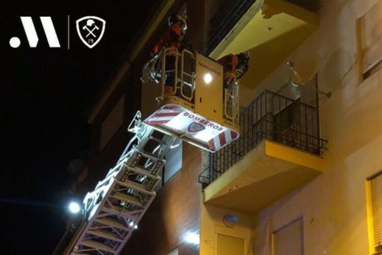 Los bomberos rescatan de madrugada a una mujer mayor que sufrió una caída en su piso