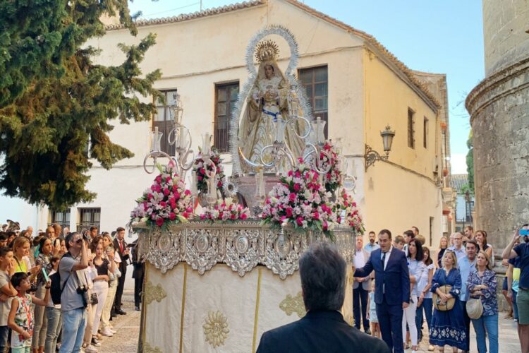 La Virgen de la Aurora recorre el casco histórico acompañada por numerosos fieles