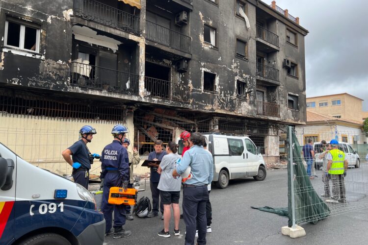La Policía Científica investiga las causas que provocaron el incendio en el edificio ‘Pepita Flores’