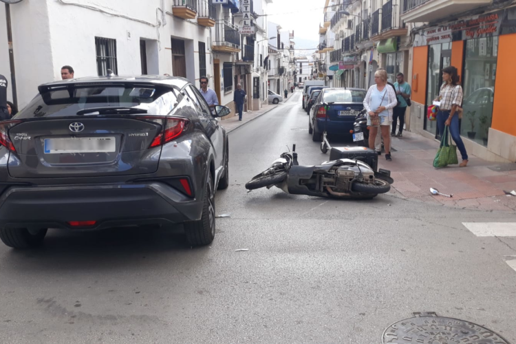 Un motorista resulta herido tras colisionar con un turismo en el centro de Ronda