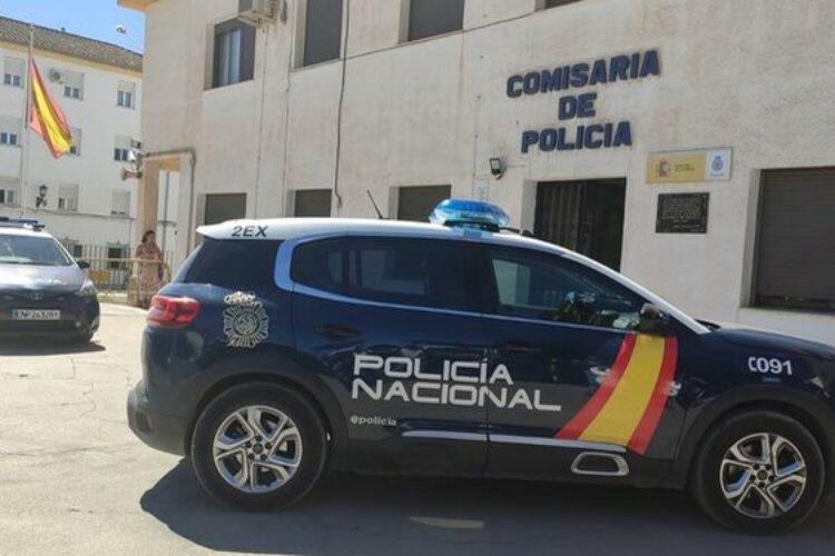 Cuatro detenidos por robar en dos establecimientos y una vivienda en Ronda