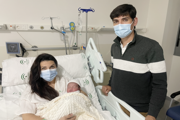Martín se convierte en el primer bebé del año que nace en el Hospital de la Serranía